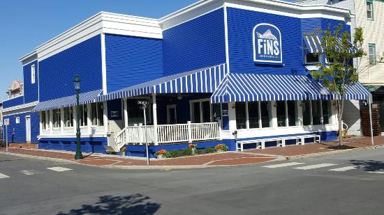Fins Bar & Grille